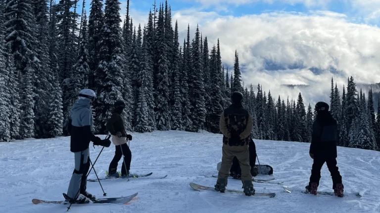 estudiantes de un colegio canadiense practicando deportes de canadá