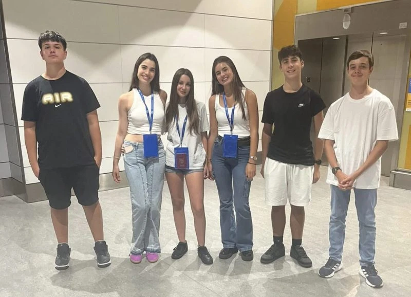 testimonio alejandro estudiante en canada con sus amigos
