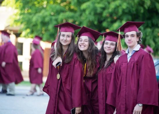 estudiantes graduandose al final del año escolar en canada