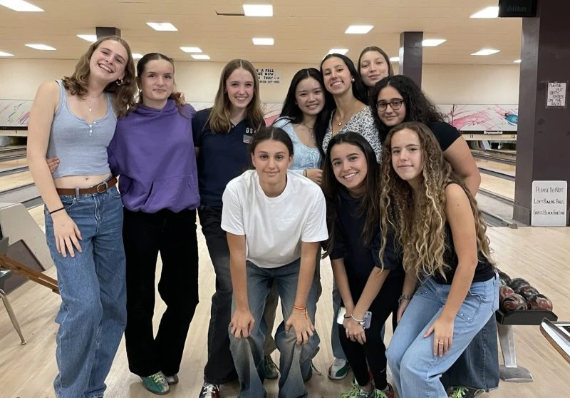 testimonio carlota estudiante en canada con sus amigos