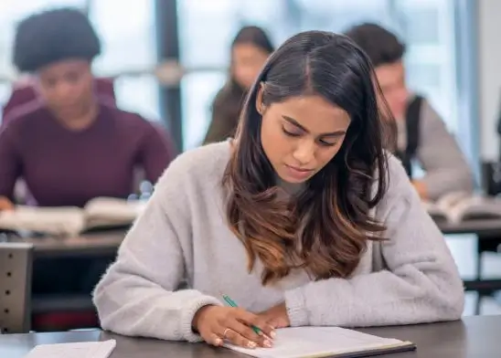 chica estudiando postgrado en canada