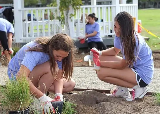 chicas haciendo herbologia en canada