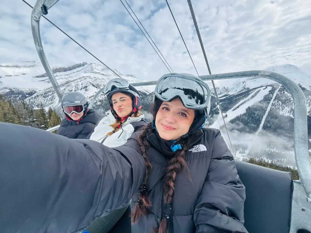chicas telesilla canada con seguridad y acompañamiento durante la experiencia
