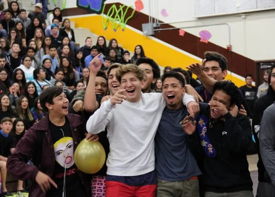 chicos celebrando en campus canadiense