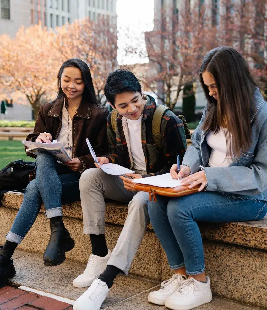 chicos estudiando en un colegio de canada