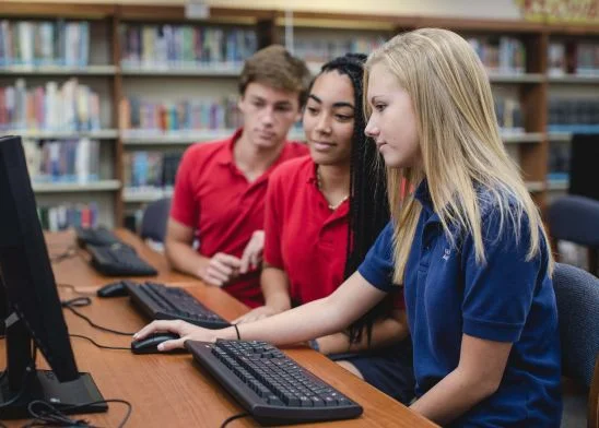 chicos usando pc en colegio canadiense