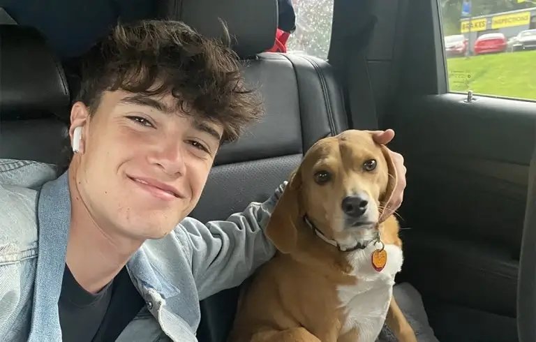 estudiante en canada con un perro