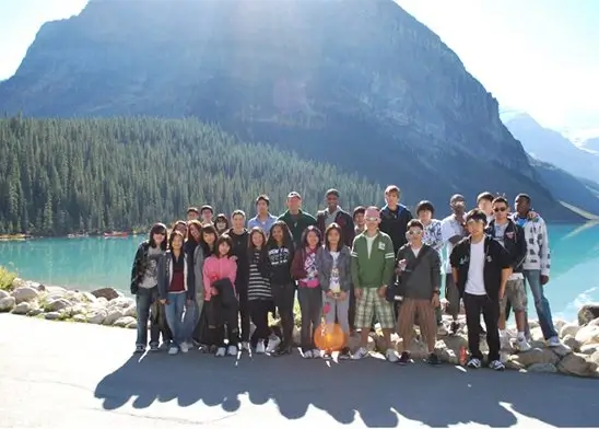 grupo de chicos haciendo una excursion en canada