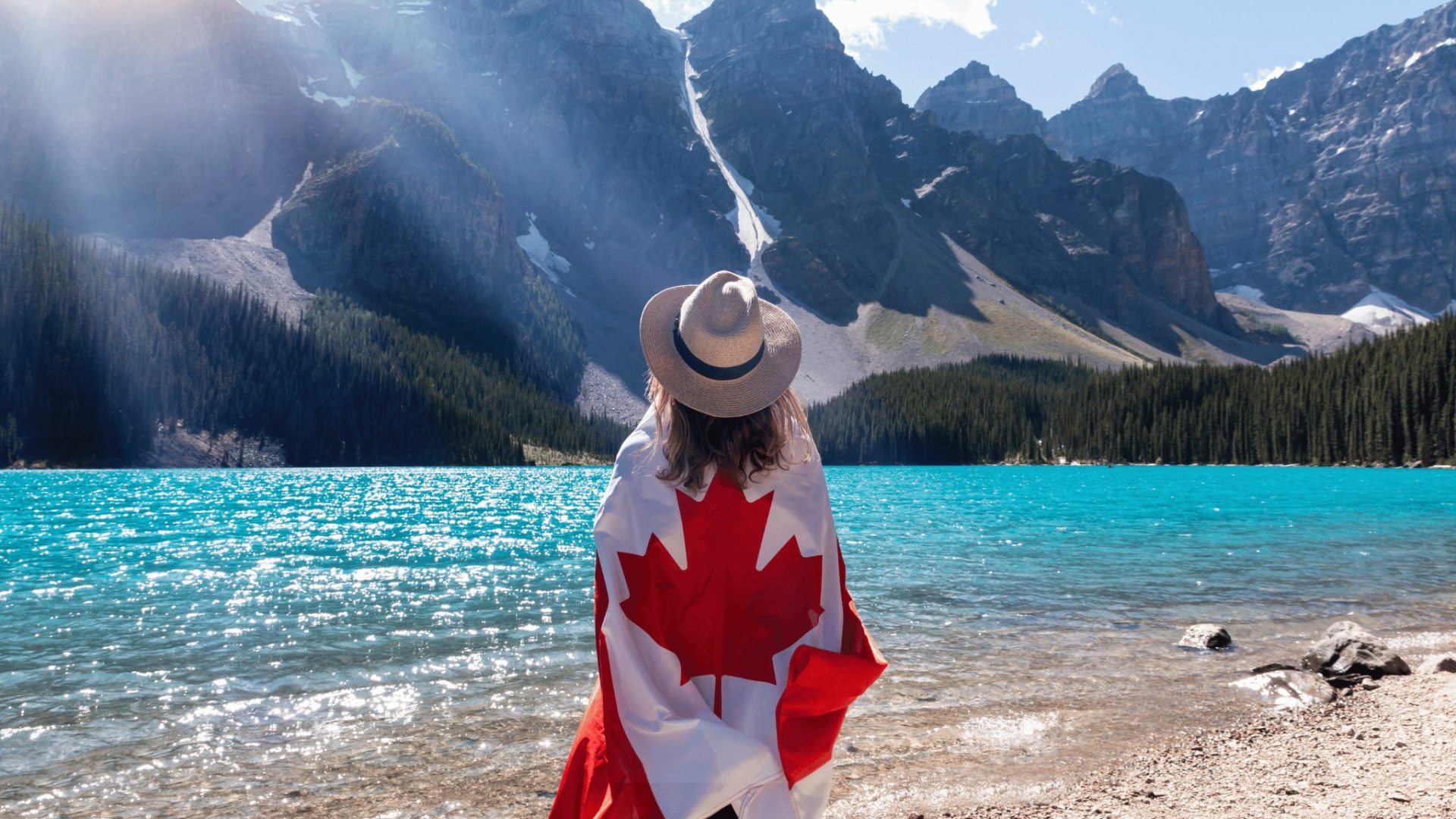 Chica con la bandera expresa la cultura de Canadá en un entorno natural