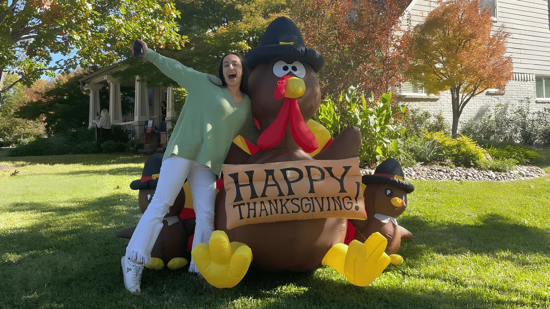 estudiante intercambio con un pavo de peluche en el día de Thanksgiving en Canadá