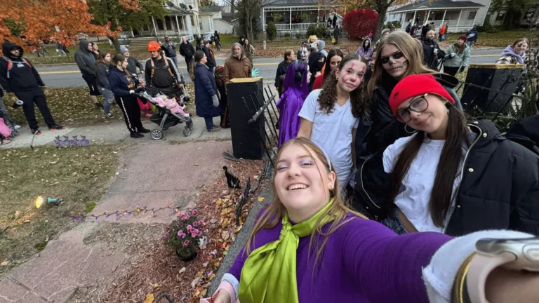 estudiantes de intercambio celebrando Halloween en Canadá