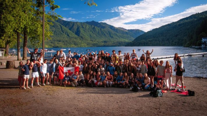 estudiantes de intercambio aprenden de la cultura canadiense en un lago